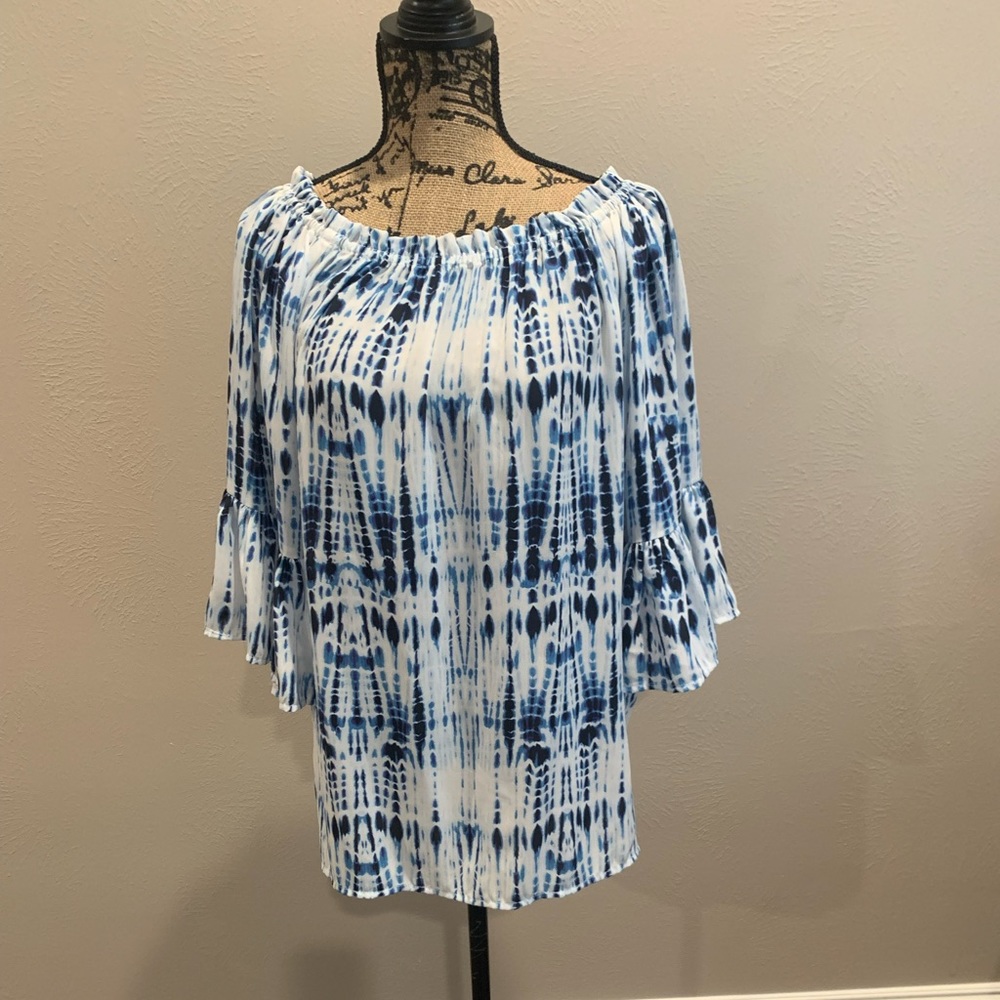 Karen Kane top bell sleeve top size Small off the shoulder in a tie-tye print